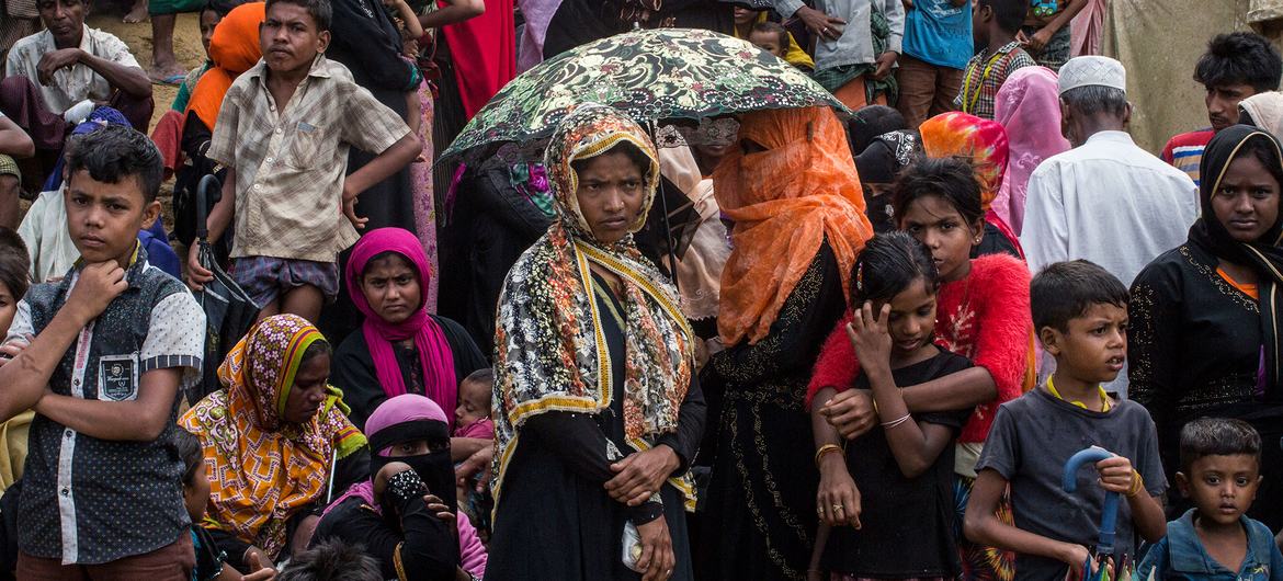 Refugiados rohingyas fazem fila por comida e outros suprimentos em um campo de refugiados, em Bangladesh