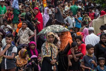 Беженцы рохинджа стоят в очереди за едой и другими припасами в лагере беженцев в Бангладеш.