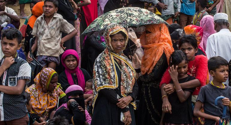 Refugiados rohingya hacen cola para recibir alimentos y otros suministros en un campo de refugiados de Bangladesh. (Foto de archivo).