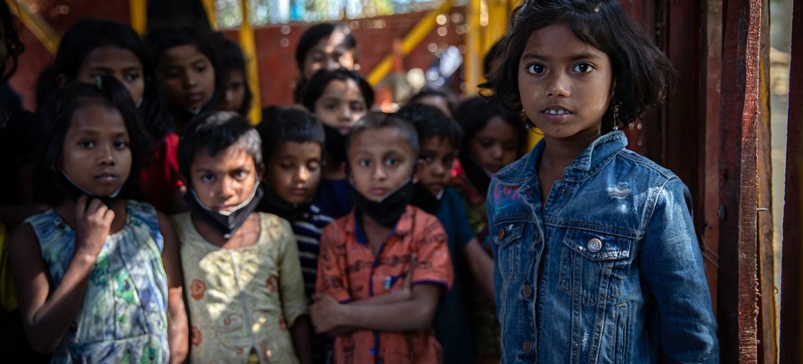 बांग्लादेश में एक शरणार्थी शिविर में, रोहिंज्या बच्चे, एक अस्थाई शिक्षा केन्द्र में, मनोरंजक गतिविधियों व मनोवैज्ञानिक समर्थन के लिये एकत्र होते हुए.