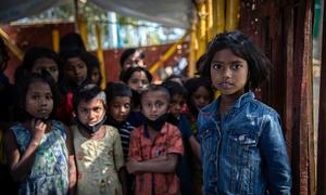 在孟加拉国难民营，罗兴亚儿童聚集在一个提供娱乐活动和心理支持的临时学习中心。