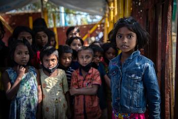 在孟加拉国难民营，罗兴亚儿童聚集在一个提供娱乐活动和心理支持的临时学习中心。