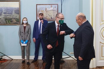 В ходе визита в Москву глава Европейского бюро ВОЗ Ханс Клюге встретился с премьер-министром России Михаилом Мишустиным