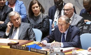 Le Ministre russe des affaires étrangères, Sergueï Lavrov, dont le pays occupe la Présidence tournante du Conseil de sécurité, parle au Conseil de sécurité, alors que le Secrétaire général de l'ONU, António Guterres, le regarde.