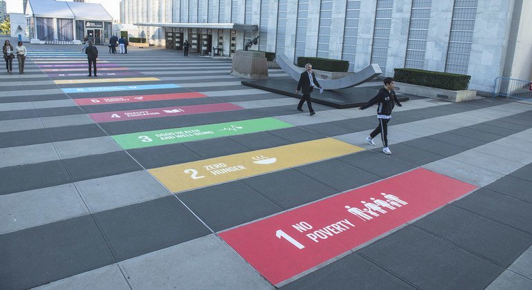 Representación de los 17 Objetivos de Desarrollo Sostenible pintados en el suelo de a entrada de visitantes de las Naciones Unidas.