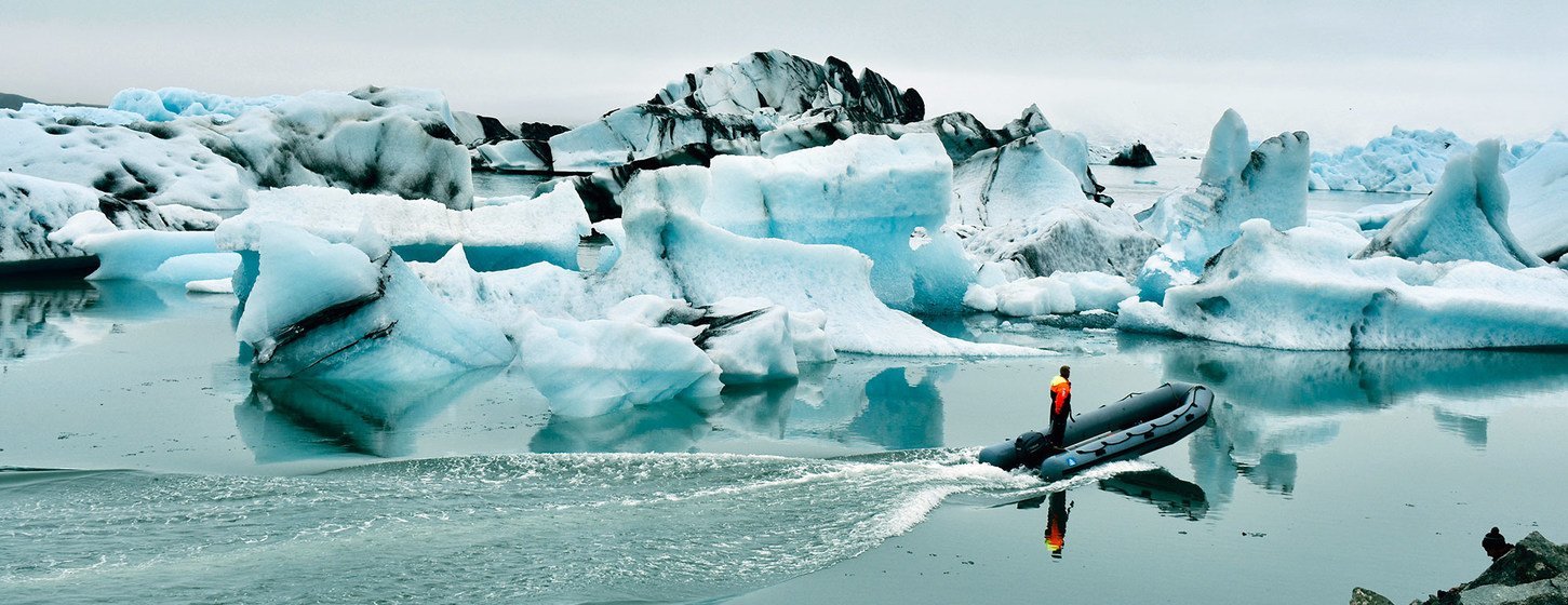 El lago de glaciares Jökulsárlón en Islandia continúa creciendo a medida que el glaciar con el mismo nombre se derrite. 