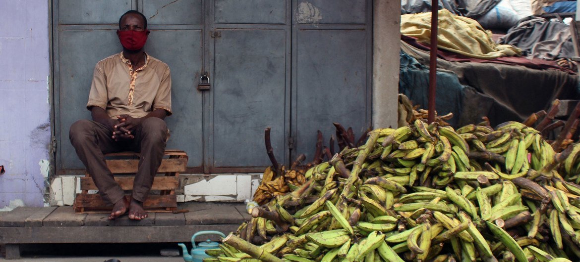 رجل يبيع الموز في أحد أسواق أبيدجان بكوت ديفوار.