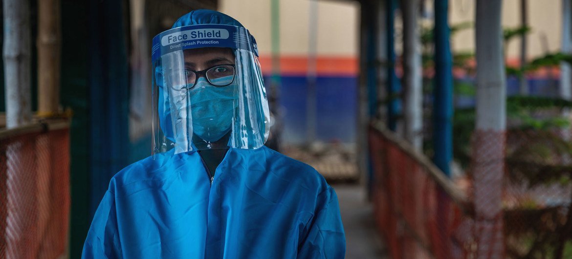 Un trabajador de salud durante la pandemia de COVID-19.