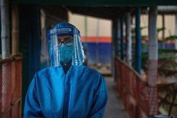 Un trabajador de salud durante la pandemia de COVID-19.