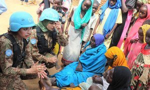 来自巴基斯坦的联合国维和人员与苏丹北达尔富尔的当地民众交流。