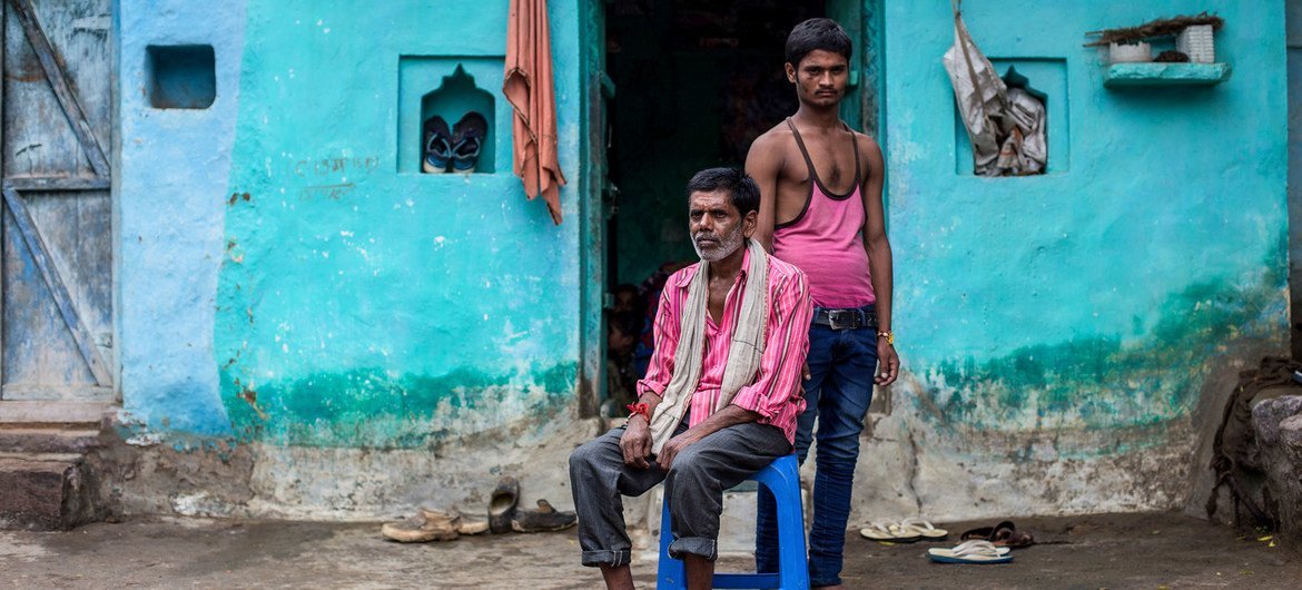 Los ingresos de esta familia en India han quedado muy reducidos por la pnademia