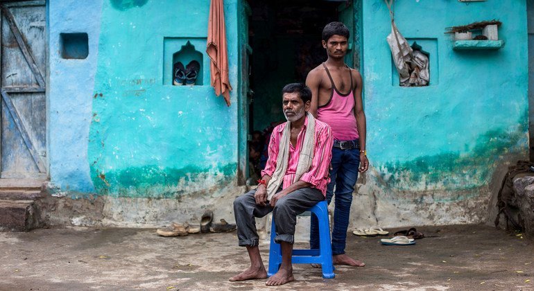 भारत के मध्य प्रदेश में एक परिवार, जिसकी आय अर्जन क्षमता, कोविड-19 के कारण, बहुत की नीचे चली गई है.