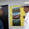 Alexander Parra Uribe le muestra al Secretario General, António Guterres, el proyecto turístico de “Ambientes para la Paz” durante su visita a Mesetas, Meta, Colombia, en 2018.