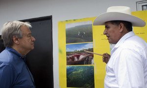 Alexander Parra Uribe shows the Secretary-General António Guterres (left) the “Ambientes para la Paz” tourism project during his visit to Mesetas, Colombia, in January 2018.