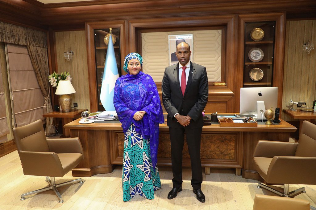La Vice-Secrétaire générale des Nations Unies, Amina Mohammed (à gauche) rencontre le Premier ministre de Somalie, Hassan Ali Khayre, à Mogadiscio.