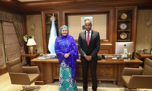 联合国常务副秘书长阿米娜·默罕默德在索马里访问期间与该国总理海尔举行会晤。