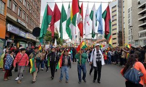 玻利维亚拉巴斯街头的抗议者。