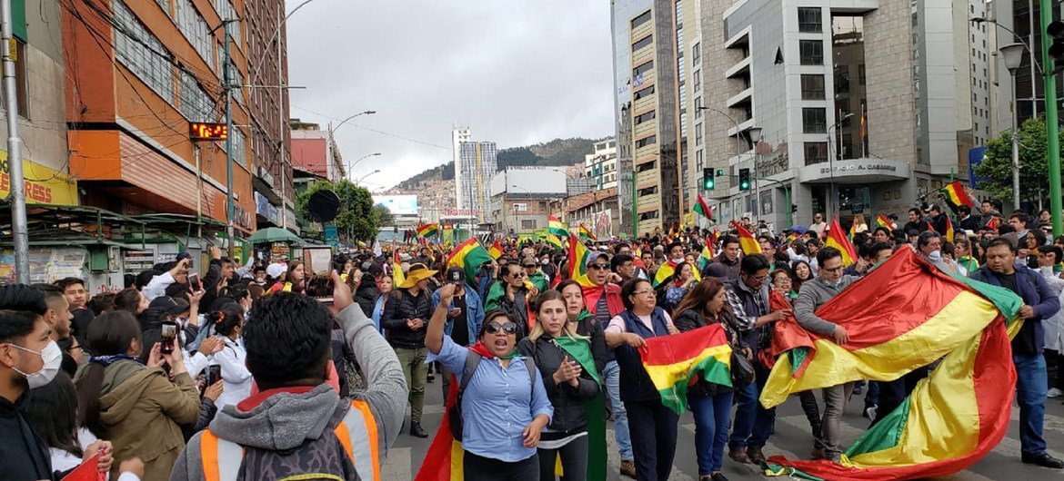 As Pessoas Vão Para a Cabine De La Paz Na Bolívia Imagem Editorial