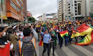 玻利维亚拉巴斯街头的示威者。
