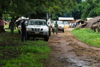جنود حفظ السلام التابعون للأمم المتحدة في جمهورية إفريقيا الوسطى يقومون بدوريات في إحدى القرى في الشمال الغربي من البلاد.