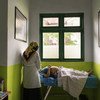 在印度尼西亚的安汶，一名孕妇在当地的健康中心接受检查。