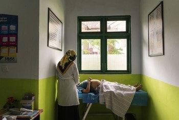 इंडोनेशिया के एक स्वास्थ्य केंद्र में जांच कराती एक महिला.