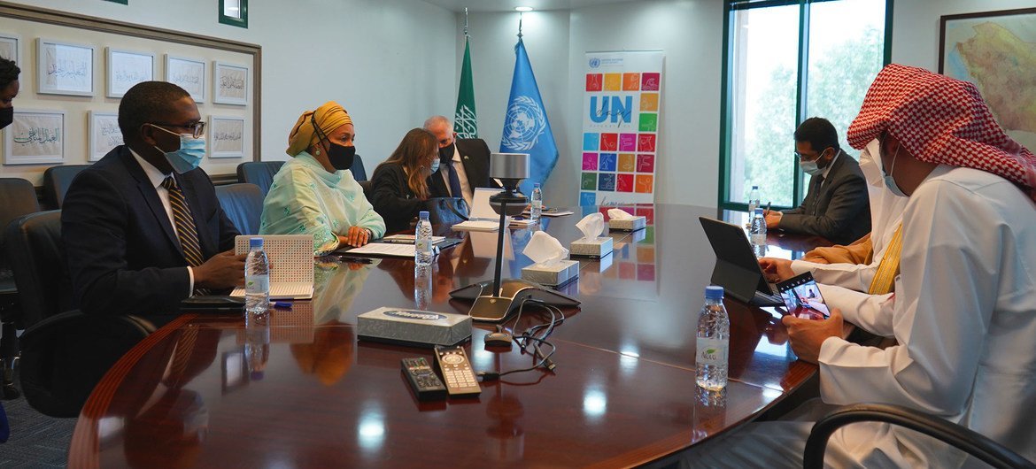 نائبة الأمين العام للأمم المتحدة، أمينة محمد، تلتقي مع أعضاء من بنك التنمية الإسلامي في السعودية.