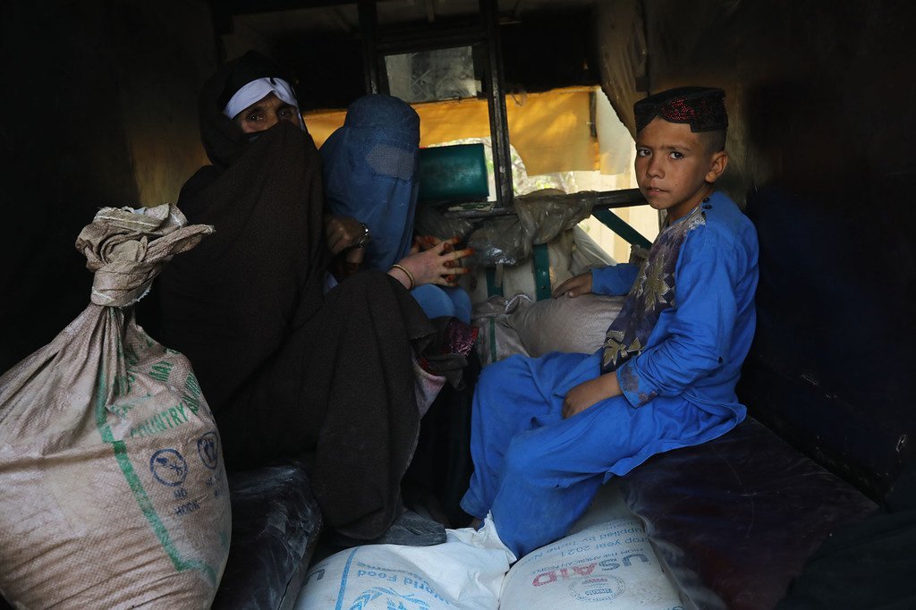 Una familia se dirige a casa después de recibir raciones de alimentos del PMA en un centro de distribución en las afueras de Herat, Afganistán.