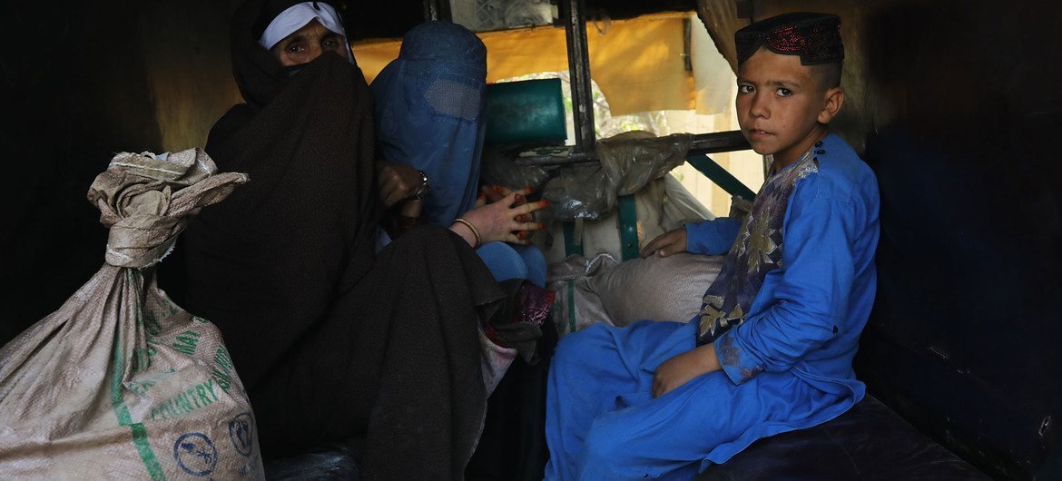 Família volta para casa após receber alimentos distribuídos pelo PMA em Herat, Afeganistão.
