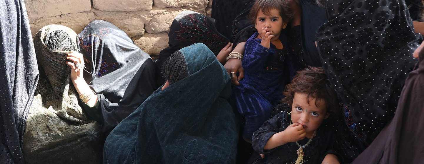 Mères et enfants dans une clinique mobile de nutrition soutenue par le PAM à Herat, en Afghanistan.