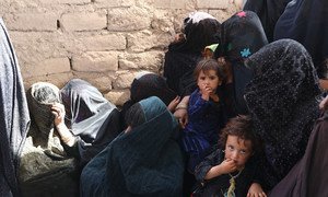 由世界粮食计划署支持的、在阿富汗赫拉特的一家流动营养诊所里的母亲和孩子。
