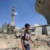 加沙东部康尤尼斯（Khan Younis），巴勒斯坦人在被军事行动炸成废墟的房屋内搜寻幸存的物品。（2014年图片）