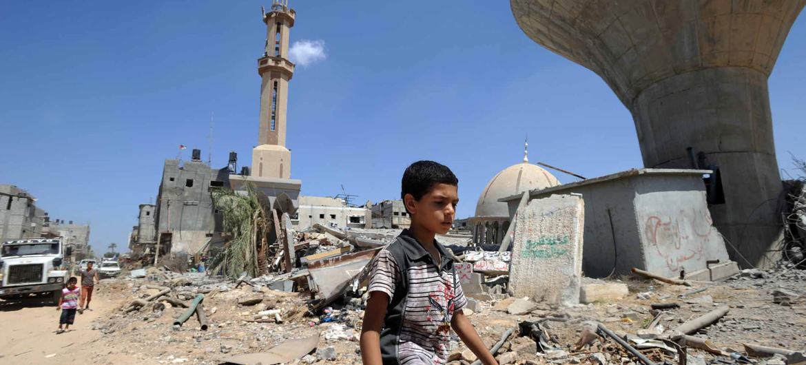 加沙东部康尤尼斯（Khan Younis），巴勒斯坦人在被军事行动炸成废墟的房屋内搜寻幸存的物品。（2014年图片）