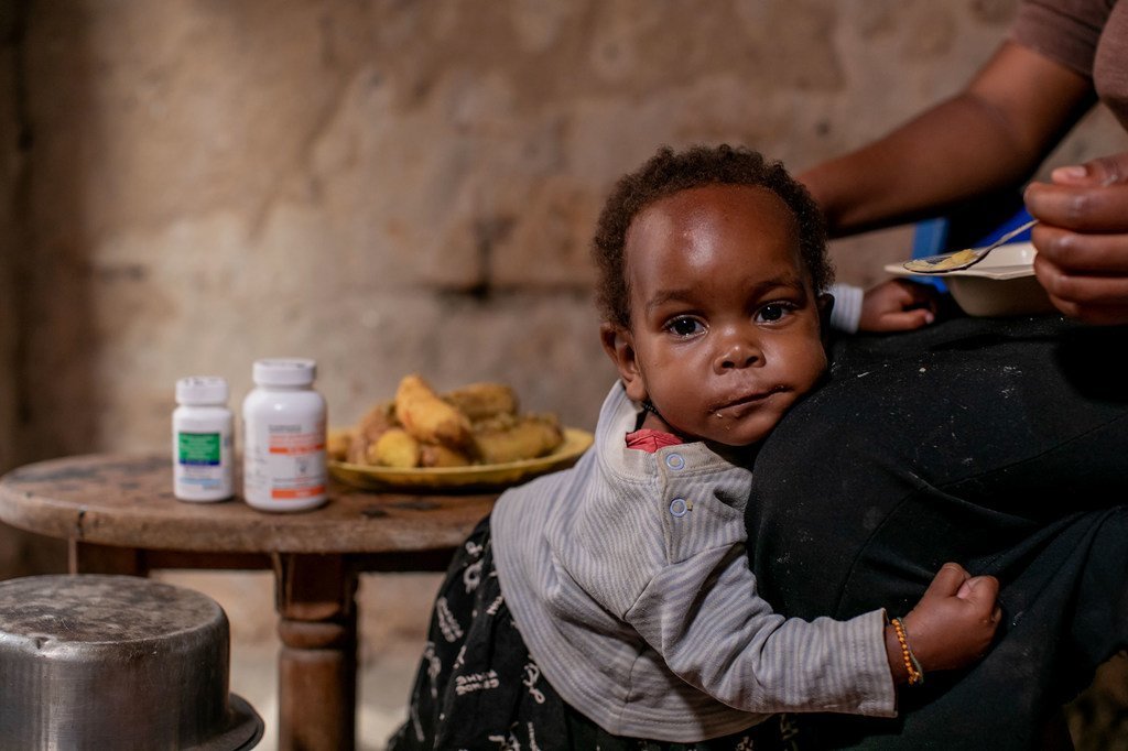 Lighton, un an, reçoit chaque jour ses médicaments pédiatriques contre le VIH à la maison à Mbarara, en Ouganda.