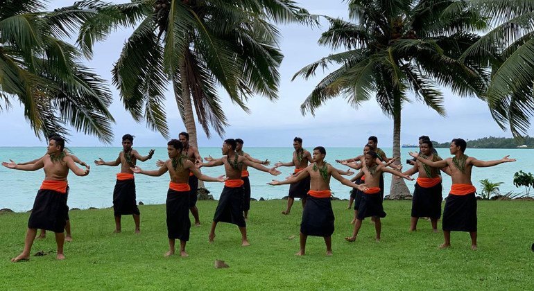 महिलाओं के ख़िलाफ़ हिंसा का उन्मूलन करने के लिये अन्तरराष्ट्रीय दिवस के अवसर पर, समोआ में पुरुषों का एक समूह, गतिविधियों में हिस्सा लेते हुए.