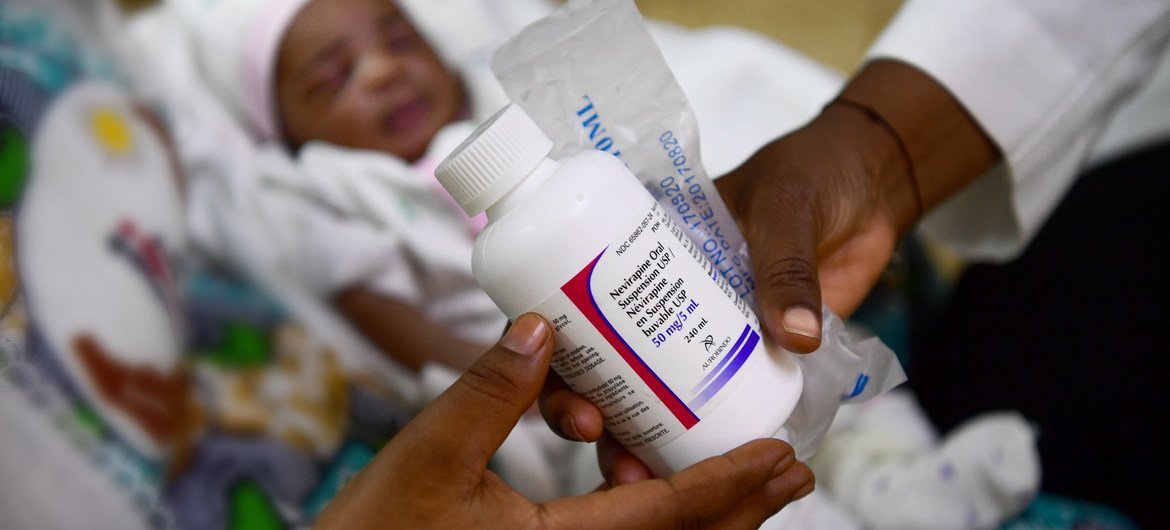 在布基纳法索首都瓦加杜古的一家医院里，一名艾滋病毒呈阳性的妇女正在为她三天大的婴儿接受药物治疗。由于新冠大流行，许多国家的关键艾滋病毒服务已经中断。