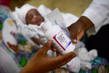 Mulher recebe medicamento para HIV para seu recém-nascido