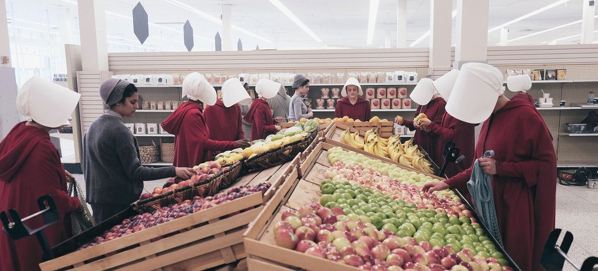 Las criadas comprando alimentos en el supermercado en la ficticia República de Gilead.