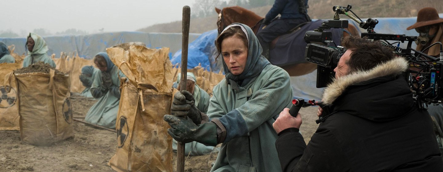 En el país ficticio de Gilead, un desastre ambiental ha causado infertilidad entre las mujeres.