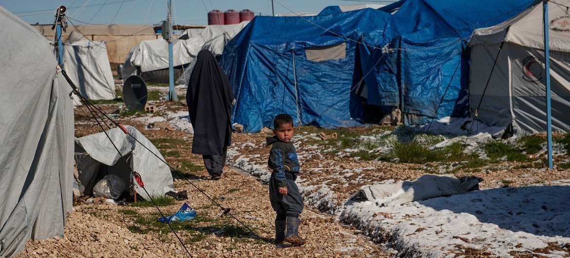 Un enfant se promène dans le camp de Roj, au nord-est de la Syrie.