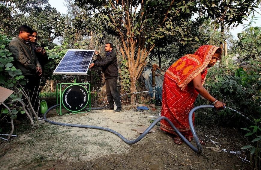 En Nepal, una bomba de agua funciona con energía solar.