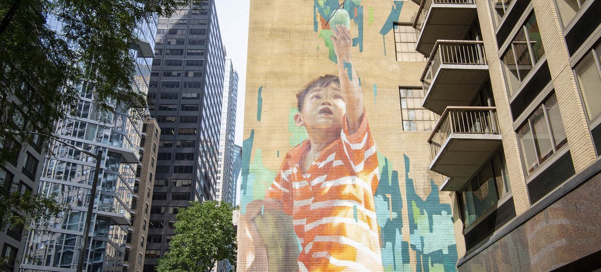 纪念联合国75周年壁画在纽约总部附近街区落成