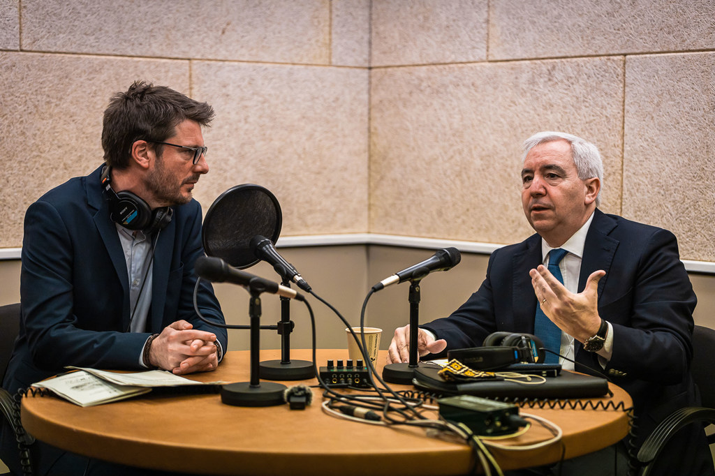 Alexandre Carette de l'Office des Nations Unies à Genève (à gauche) interviewe Federico Villegas, Président du Conseil des droits de l'homme, au Palais des Nations