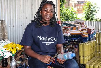 Nicole Menemene, une entrepreneure de 29 ans est à la tête de Plastycor une organisation de recyclage des plastiques à Bukavu (Sud-Kivu), en RDC.