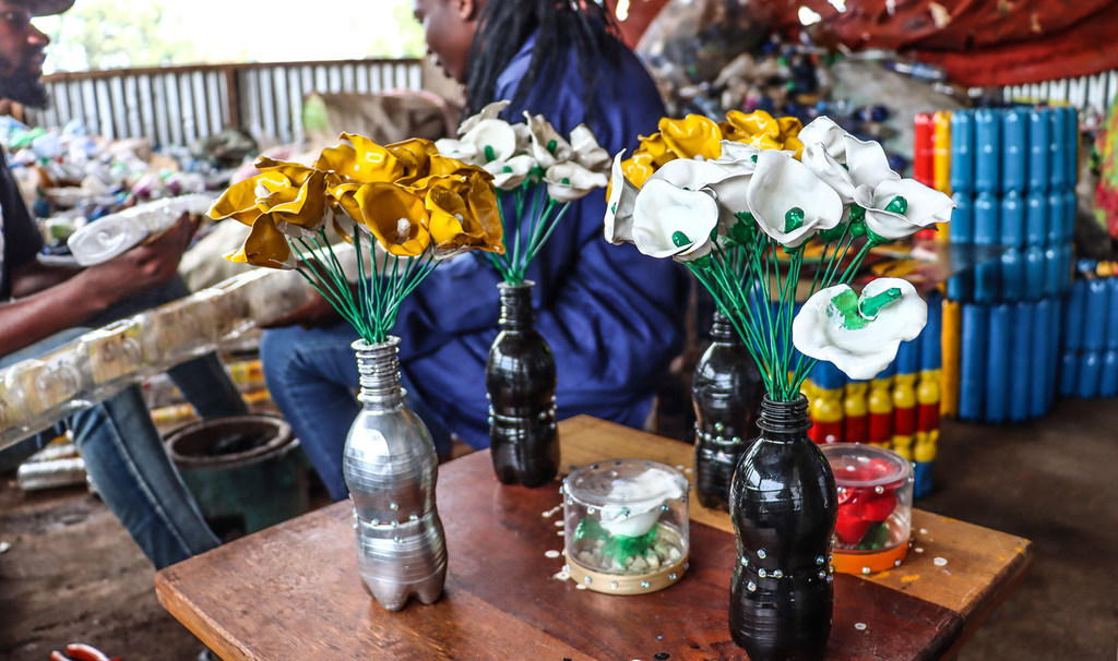 Pots de fleurs fabriqués à l'aide des bouteilles plastiques recyclées.