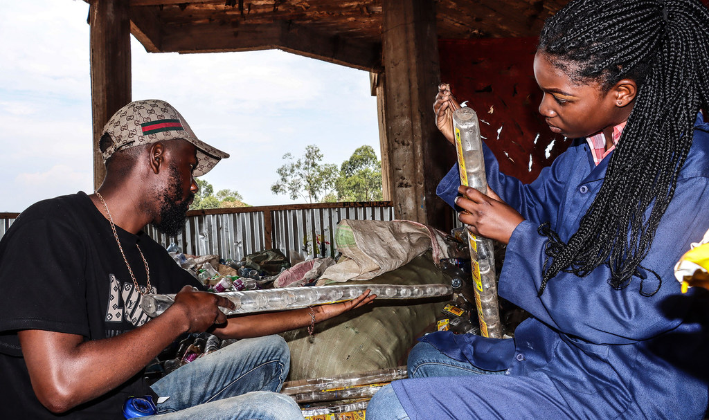 Deux jeunes de l’entreprise Plastycor fabriquent des objets artistiques avec des bouteilles plastiques, à Bukavu (Sud-Kivu), en RDC.