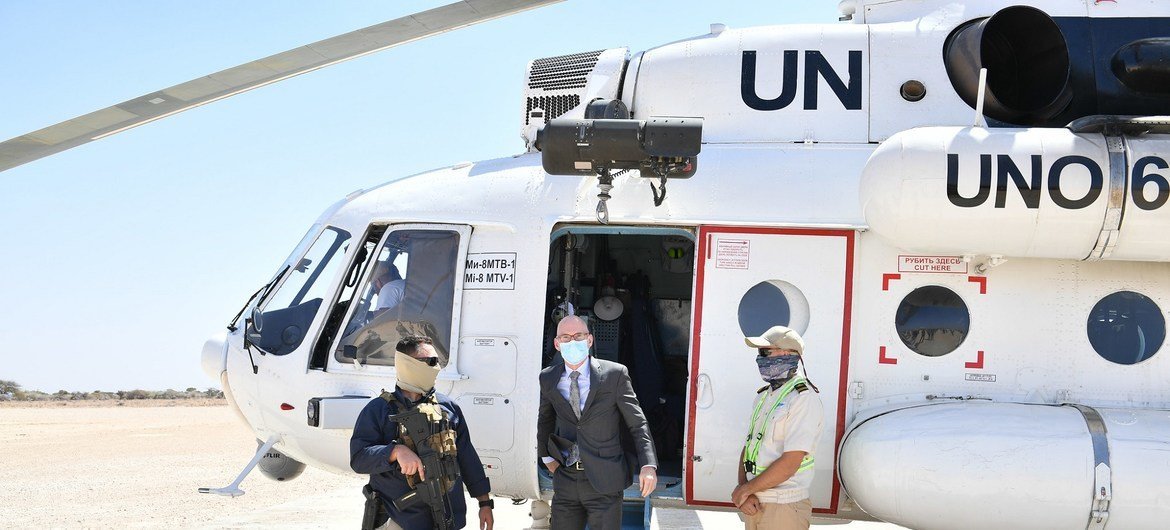 O enviado da ONU à Somália, James Swan, desembarca de um helicóptero em sua visita a Dhusamareb, capital da Somália, em 24 de janeiro de 2021