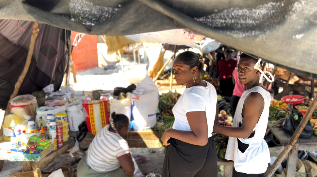 Semi Alisha Fermond (izquierda) paseando por un mercado en Puerto Príncipe, la capital de Haití.