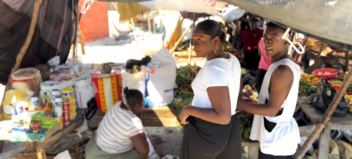Semi Alisha Fermond (à gauche) visite un marché à Port-au-Prince