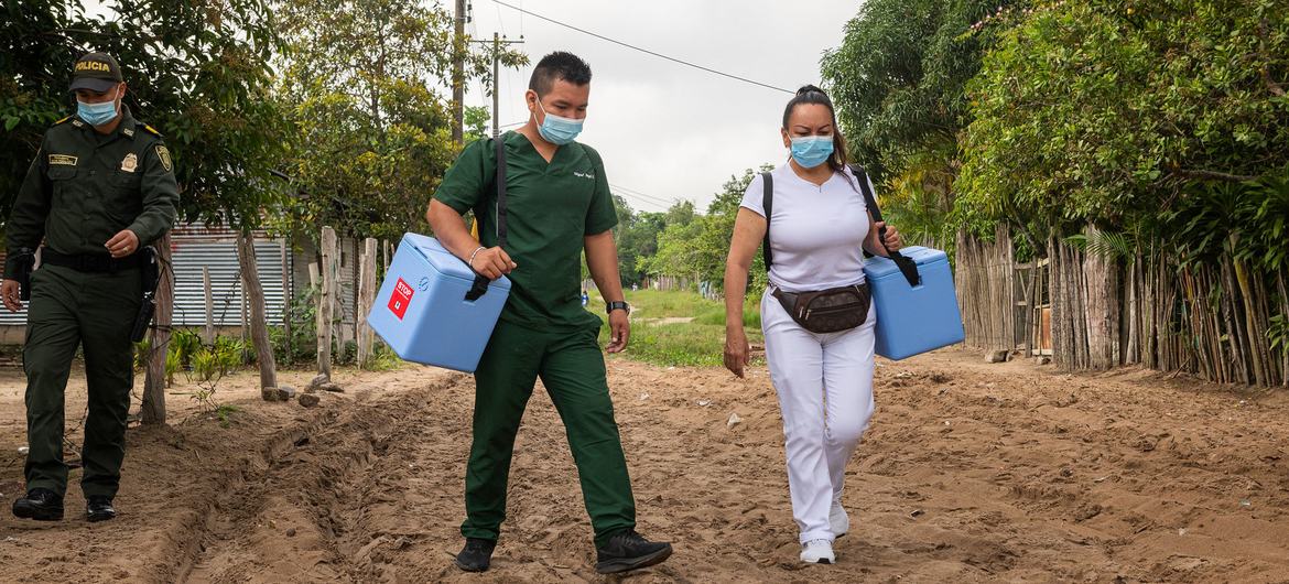 Un equipo de vacunación va de puerta en puerta para ofrecer vacunas contra el COVID-19 en un barrio de clase trabajadora en Puerto Inírida, Colombia.